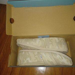 Shoes / toms